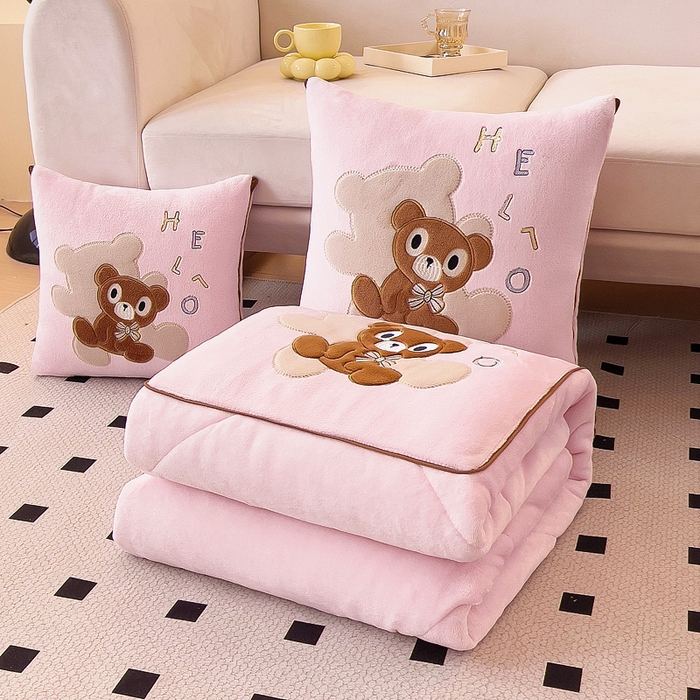 91家纺网 家纺一手货源 找家纺 阳光依佰抱枕被 2024秋冬新款牛奶绒绅士小熊多功能抱枕被 绅士小熊-玉粉色