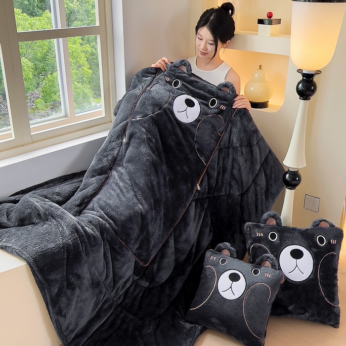 91家纺网 家纺一手货源 找家纺 阳光依佰抱枕被 2024秋冬新款北极绒乖乖熊多功能抱枕被 乖乖熊-神秘黑