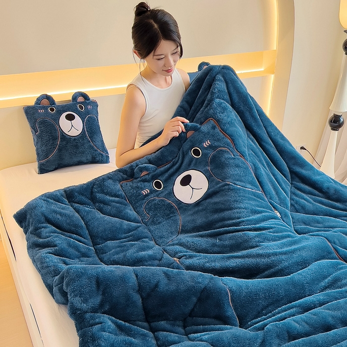 91家纺网 家纺一手货源 找家纺 阳光依佰抱枕被 2024秋冬新款北极绒乖乖熊多功能抱枕被 乖乖熊-星空蓝