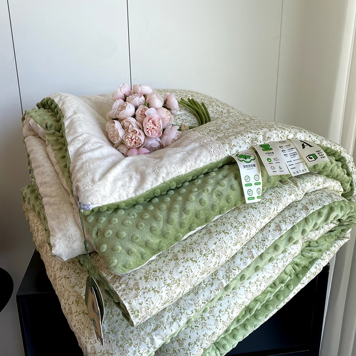 91家纺网 家纺一手货源 找家纺 2025新款秋冬季棉加豆豆绒法式花边款豆豆被被芯 花田绿