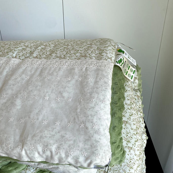 91家纺网 家纺一手货源 找家纺 2025新款秋冬季棉加豆豆绒法式花边款豆豆被被芯 花田绿