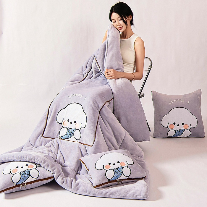 91家纺网 家纺一手货源 找家纺 阳光依佰抱枕被 2024秋冬新款牛奶绒可萌狗多功能抱枕被 可萌狗-丁香紫