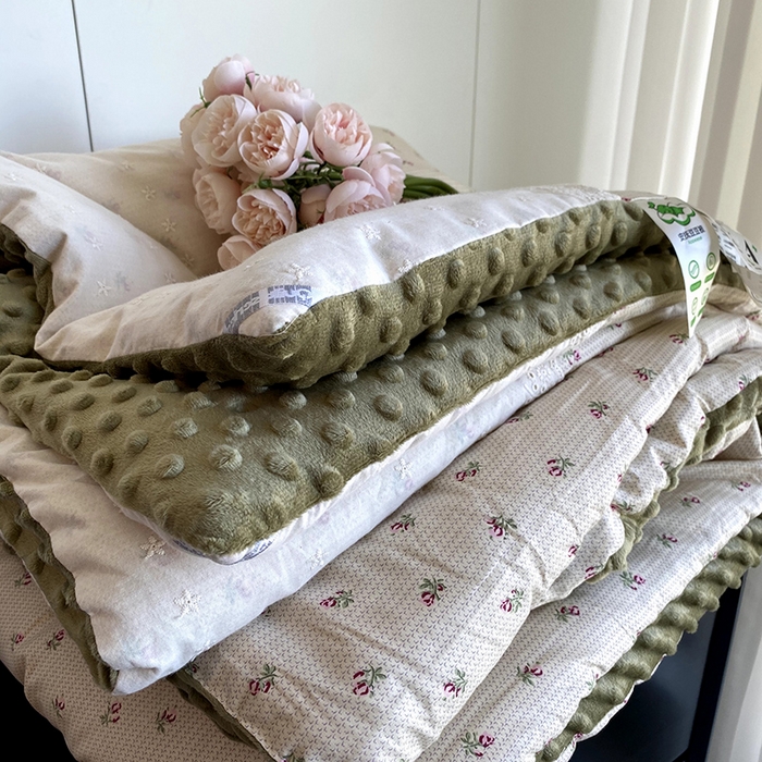 91家纺网 家纺一手货源 找家纺 2025新款秋冬季棉加豆豆绒法式花边款豆豆被被芯 江南