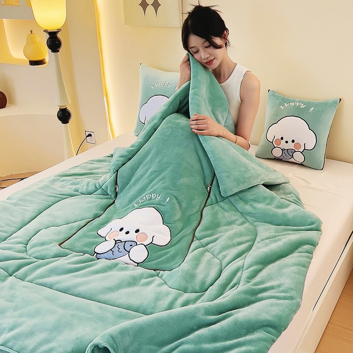 91家纺网 家纺一手货源 找家纺 阳光依佰抱枕被 2024秋冬新款牛奶绒可萌狗多功能抱枕被 可萌狗-水绿色