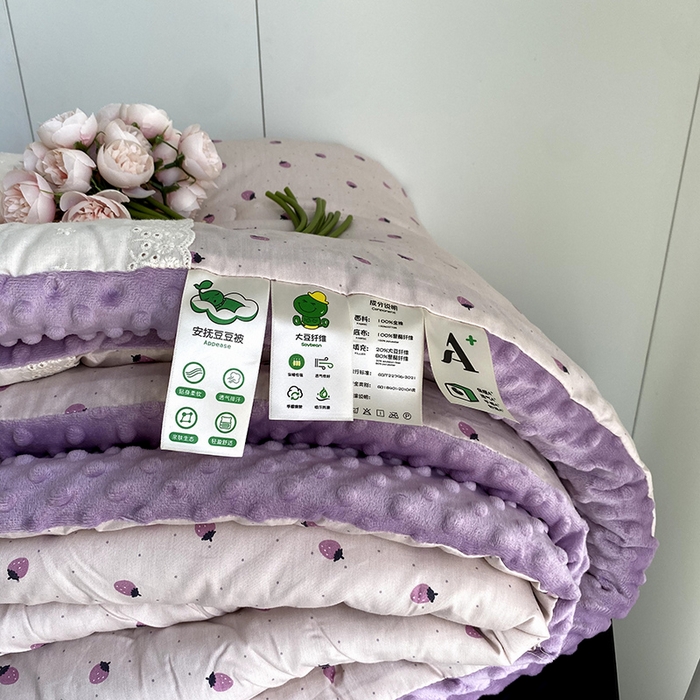 91家纺网 家纺一手货源 找家纺 2025新款秋冬季棉加豆豆绒法式花边款豆豆被被芯 草莓紫
