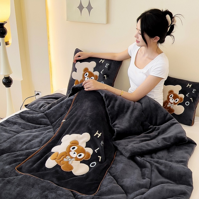 91家纺网 家纺一手货源 找家纺 阳光依佰抱枕被 2024秋冬新款牛奶绒绅士小熊多功能抱枕被 绅士小熊-深灰色