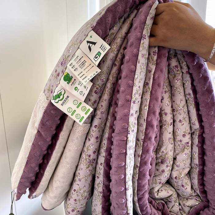 91家纺网 家纺一手货源 找家纺 2025新款秋冬季棉加豆豆绒法式花边款豆豆被被芯 花梦紫