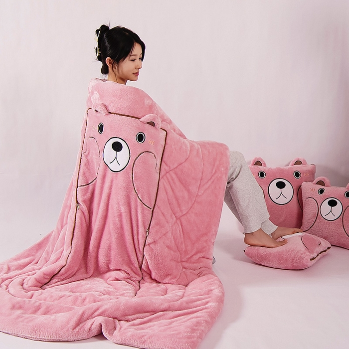 91家纺网 家纺一手货源 找家纺 阳光依佰抱枕被 2024秋冬新款北极绒乖乖熊多功能抱枕被 乖乖熊-樱花粉