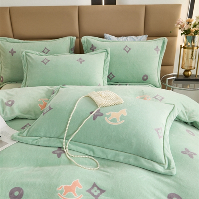 91家纺网 家纺一手货源 找家纺 卡迪亚 2024新款全消光牛奶绒印花四件套 幸运草-绿