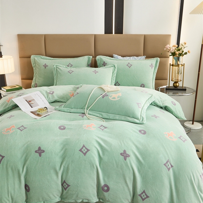 91家纺网 家纺一手货源 找家纺 卡迪亚 2024新款全消光牛奶绒印花四件套 幸运草-绿