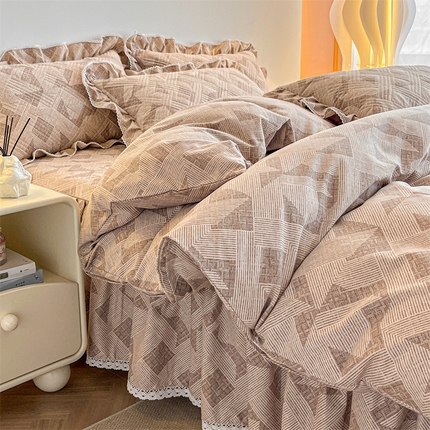 91家纺网 家纺一手货源 找家纺 缦彩 （支持一件定制）2024新款全棉夹棉加厚公主风磨毛床裙款四件套纯棉床罩床笠套件 慕尚-棕