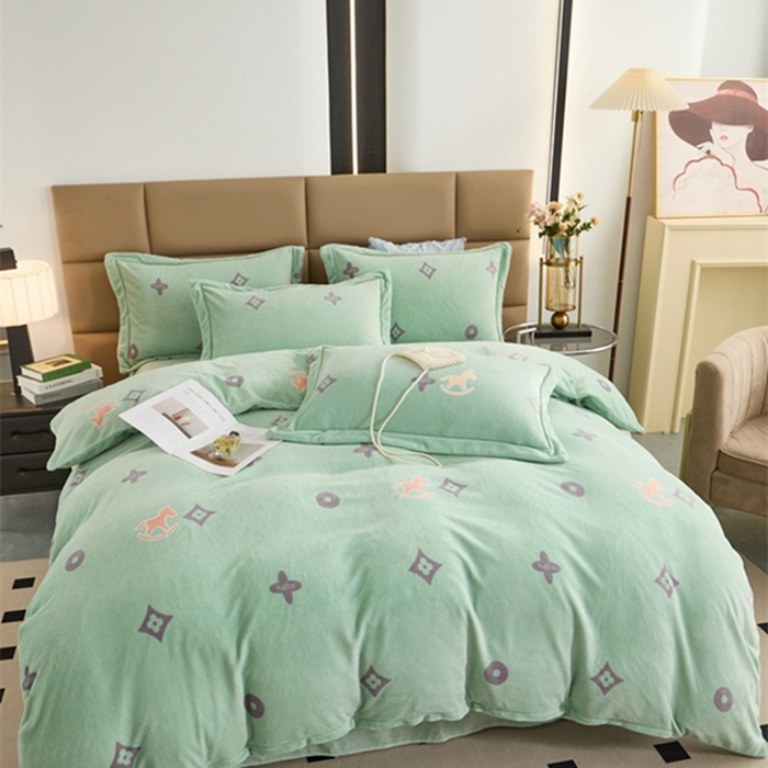 91家纺网 家纺一手货源 找家纺 卡迪亚 2024新款全消光牛奶绒印花四件套 幸运草-绿