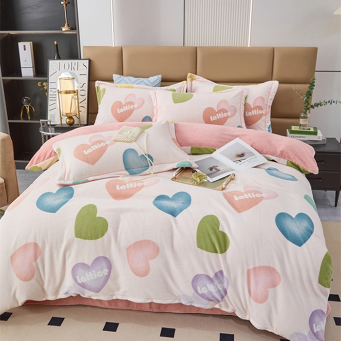 91家纺网 家纺一手货源 找家纺 卡迪亚 2024新款全消光牛奶绒印花四件套 爱意满满