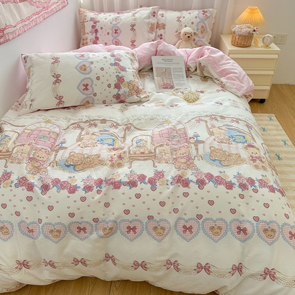 91家纺网 家纺一手货源 找家纺 瑞莱 2024新款洛丽塔风全棉印花四件套 小熊花屋