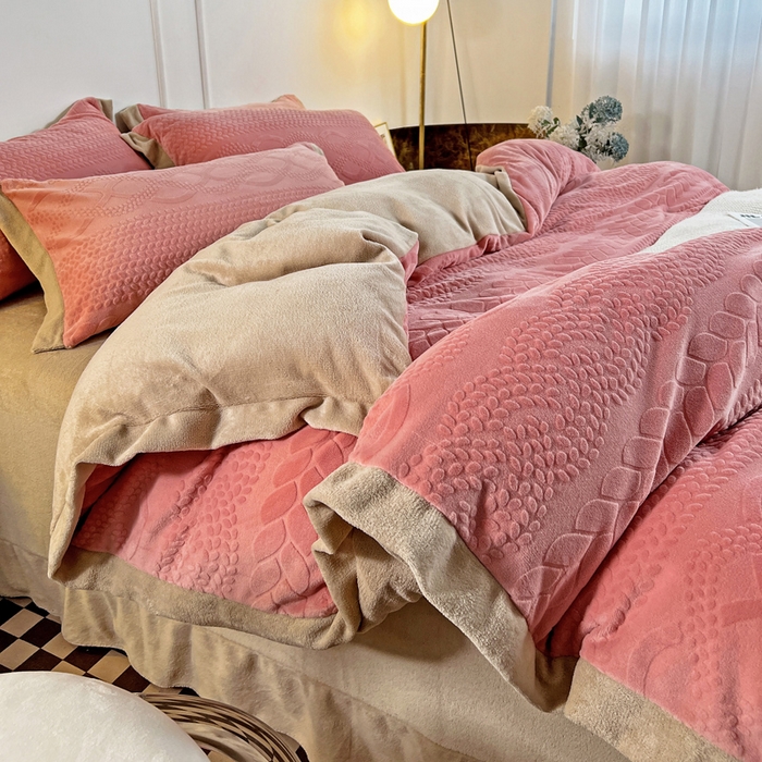 91家纺网 家纺一手货源 找家纺 2024秋冬新款全消光拼角雕花绒牛奶绒四件套 慕丝-玫瑰粉