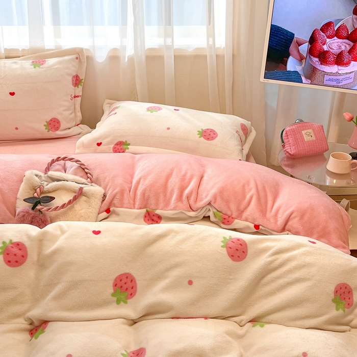 91家纺网 家纺一手货源 找家纺 2024新款高克重牛奶绒四件套-夜景 香甜草莓