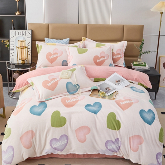 91家纺网 家纺一手货源 找家纺 卡迪亚 2024新款全消光牛奶绒印花四件套 爱意满满