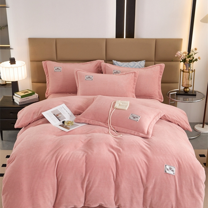 91家纺网 家纺一手货源 找家纺 卡迪亚 2024新款全消光牛奶绒印花四件套 淡粉玉