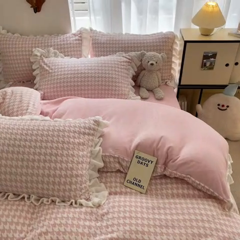 91家纺网 家纺一手货源 找家纺 星座家纺 2025新款千鸟格花边款牛奶绒四件套 千鸟格-浅粉