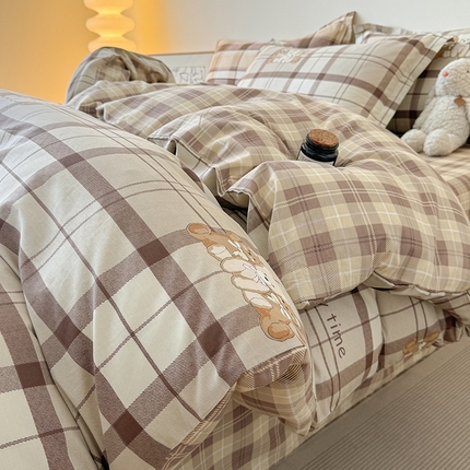 91家纺网 家纺一手货源 找家纺 慕木家纺 2025新款全棉印花四件套 休闲小熊-咖