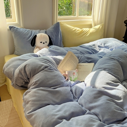 91家纺网 家纺一手货源 找家纺 六巷胡同 2024新款INS博主风纯色混搭牛奶绒四件套 雾蓝奶黄