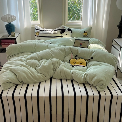 91家纺网 家纺一手货源 找家纺 红嘴企鹅 2025新款卡通牛奶绒混搭四件套 瞌睡吐司