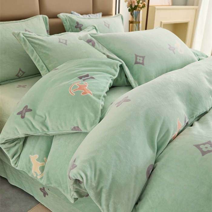 91家纺网 家纺一手货源 找家纺 卡迪亚 2024新款全消光牛奶绒印花四件套 幸运草-绿