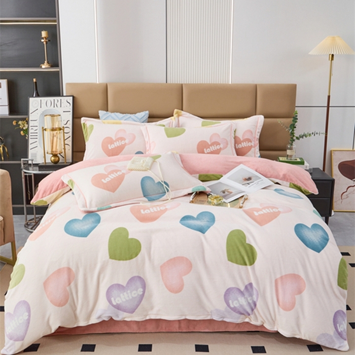 91家纺网 家纺一手货源 找家纺 卡迪亚 2024新款全消光牛奶绒印花四件套 爱意满满