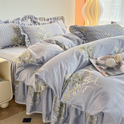 91家纺网 家纺一手货源 找家纺 缦彩 （支持一件定制）2024新款全棉夹棉加厚公主风磨毛床裙款四件套纯棉床罩床笠套件 抒情花季-灰