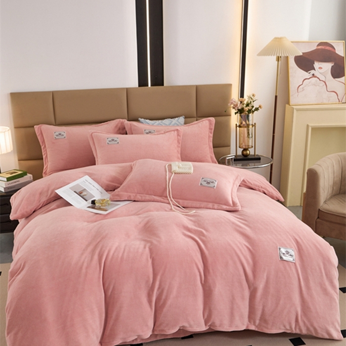 91家纺网 家纺一手货源 找家纺 卡迪亚 2024新款全消光牛奶绒印花四件套 淡粉玉