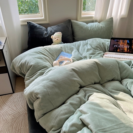 91家纺网 家纺一手货源 找家纺 六巷胡同 2024新款INS博主风纯色混搭牛奶绒四件套 豆绿深灰