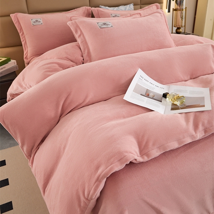 91家纺网 家纺一手货源 找家纺 卡迪亚 2024新款全消光牛奶绒印花四件套 淡粉玉