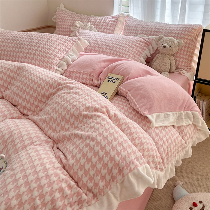 91家纺网 家纺一手货源 找家纺 星座家纺 2025新款千鸟格花边款牛奶绒四件套 千鸟格-浅粉