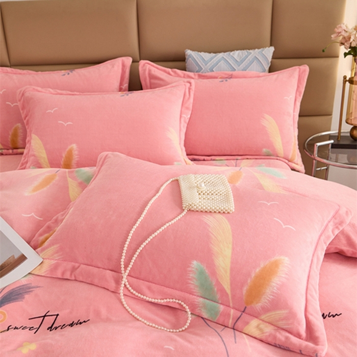 91家纺网 家纺一手货源 找家纺 卡迪亚 2024新款全消光牛奶绒印花四件套 稻花香