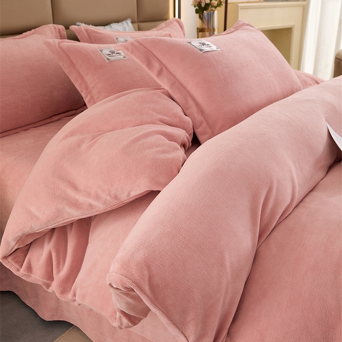 91家纺网 家纺一手货源 找家纺 卡迪亚 2024新款全消光牛奶绒印花四件套 淡粉玉