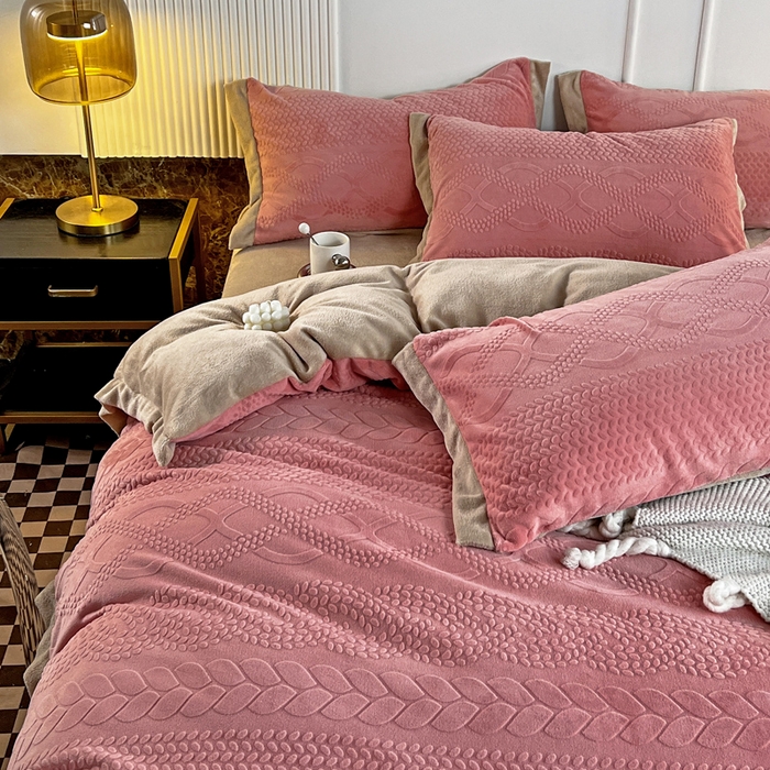 91家纺网 家纺一手货源 找家纺 2024秋冬新款全消光拼角雕花绒牛奶绒四件套 慕丝-玫瑰粉