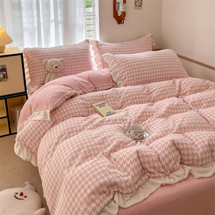 91家纺网 家纺一手货源 找家纺 星座家纺 2025新款千鸟格花边款牛奶绒四件套 千鸟格-浅粉