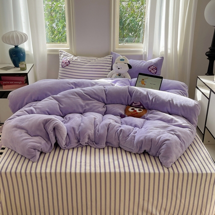 91家纺网 家纺一手货源 找家纺 红嘴企鹅 2025新款卡通牛奶绒混搭四件套 魔法帽