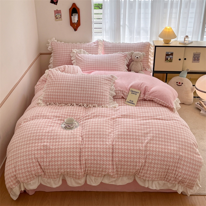 91家纺网 家纺一手货源 找家纺 星座家纺 2025新款千鸟格花边款牛奶绒四件套 千鸟格-浅粉