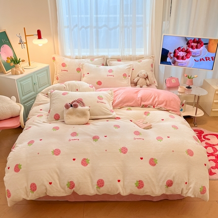 91家纺网 家纺一手货源 找家纺 2024新款高克重牛奶绒四件套-夜景 香甜草莓