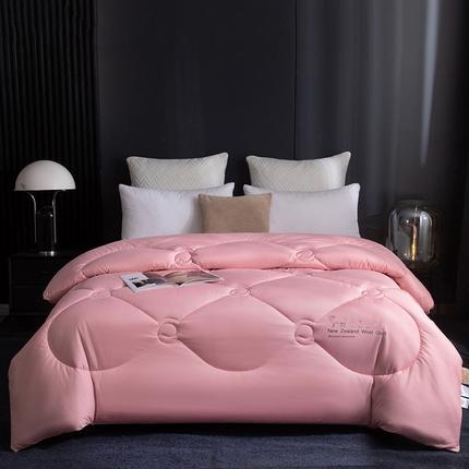 91家纺网 家纺一手货源 找家纺 大世界被王 2024新款【不钻毛 无异味】新西兰羊毛被 粉色