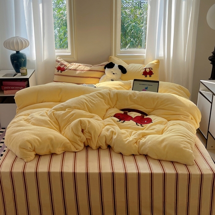 91家纺网 家纺一手货源 找家纺 红嘴企鹅 2025新款卡通牛奶绒混搭四件套 樱为有你