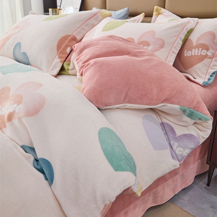 91家纺网 家纺一手货源 找家纺 卡迪亚 2024新款全消光牛奶绒印花四件套 爱意满满