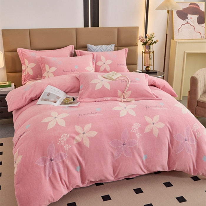 91家纺网 家纺一手货源 找家纺 卡迪亚 2024新款全消光牛奶绒印花四件套 花期