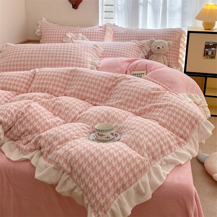 91家纺网 家纺一手货源 找家纺 星座家纺 2025新款千鸟格花边款牛奶绒四件套 千鸟格-浅粉