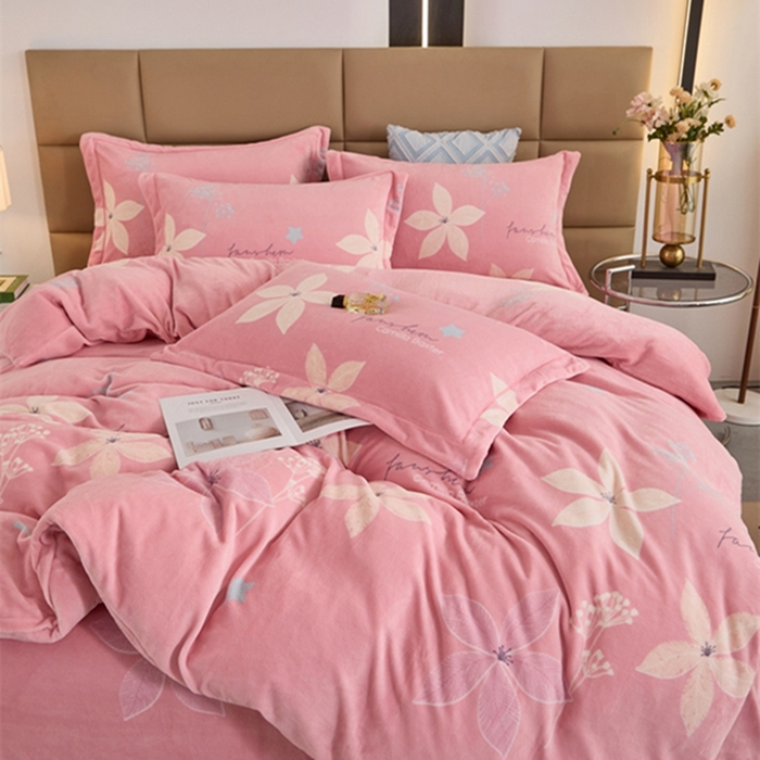 91家纺网 家纺一手货源 找家纺 卡迪亚 2024新款全消光牛奶绒印花四件套 花期