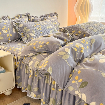 91家纺网 家纺一手货源 找家纺 缦彩 （支持一件定制）2024新款全棉夹棉加厚公主风磨毛床裙款四件套纯棉床罩床笠套件 温温晨语-灰