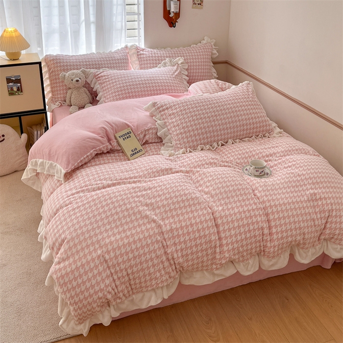 91家纺网 家纺一手货源 找家纺 星座家纺 2025新款千鸟格花边款牛奶绒四件套 千鸟格-浅粉