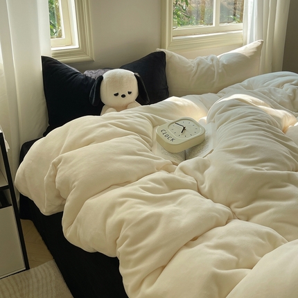 91家纺网 家纺一手货源 找家纺 六巷胡同 2024新款INS博主风纯色混搭牛奶绒四件套 亚白炭黑