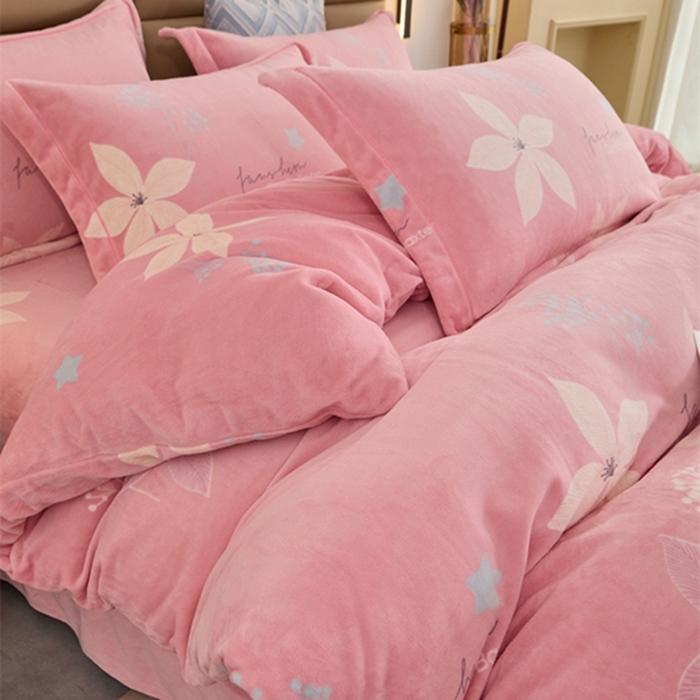 91家纺网 家纺一手货源 找家纺 卡迪亚 2024新款全消光牛奶绒印花四件套 花期